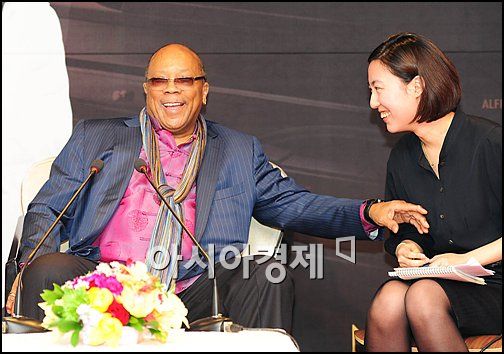 [포토]퀸시 존스 기자회견, 로또 맞은 동시통역사