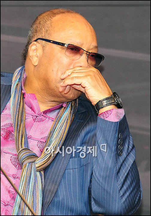 [포토]생각 잠긴 퀸시존스 '쓸만한 한국 가수들은'