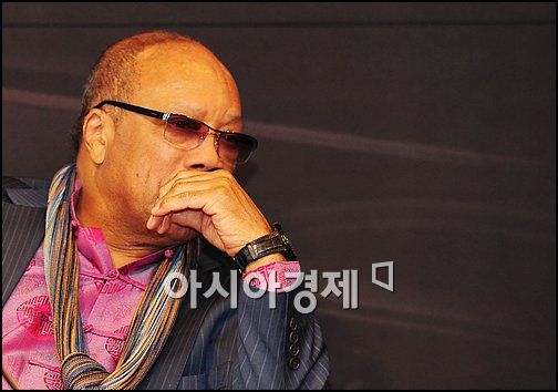[포토]생각 잠긴 퀸시존스 '쓸만한 한국 가수들은'