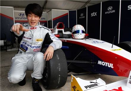 F1 등용문인 'JK레이싱 아시아 시리즈'에 올해 처음 참가하는 서주원 선수가 자신의 머신 옆에서 화이팅을 외치고 있다. 현대자동차는 올해부터 서 선수를 후원하기 시작했다.
