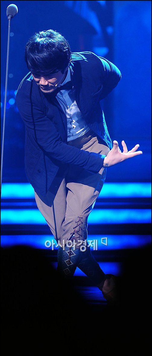 [포토]JK 김동욱 '인사도 오페라式으로'