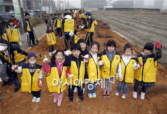 지난 9일 인천 송도국제도시에 사는 어린이들이 커낼워크 상가 옆 유보지에 해당화를 심었다. 사진제공=인천경제청