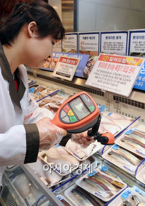 [포토]방사능 측정기 동원된 롯데마트!