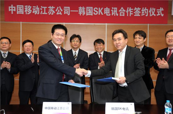 SK텔레콤이 중국 차이나모바일과 모바일게임 및 M2M 시장에서 협력하기로 했다. 왕강 장쑤차이나모바일 총경리(왼쪽)와 유열 비아텍(SKT 중국 현지 법인) 사장.