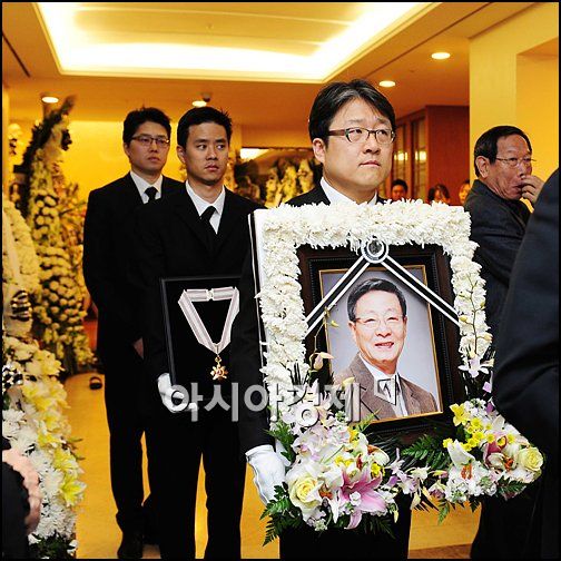 [포토]영결식장 향하는 故 신현택 회장 영정
