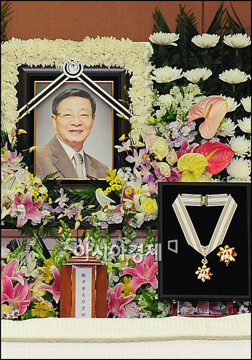 [포토]장지로 떠나는 故 신현택 영정