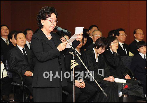 [포토]김수현 작가, 故 신현택 추모사 낭독