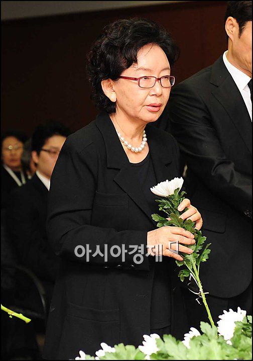 [포토]신현택 회장 떠나보내는 김수현 작가