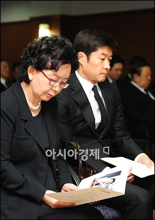 [포토]신현택 회장 떠나보내는 김수현 작가