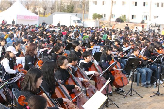 지난 9일 육군도하부대 부지에서 하모니오케스트라 공연하는 모습.