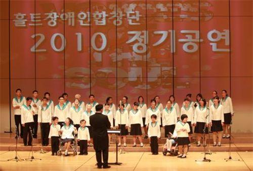 JW홀딩스가 후원하는 홀트장애인합창단 '영혼의 소리로'가 지난해 11월 서울 호암아트홀에서 열린 2010정기공연에서 열창을 하고 있다.