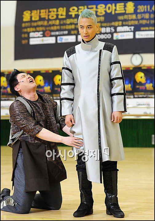 [포토]이지훈 '즈려밟고 가시옵소서'