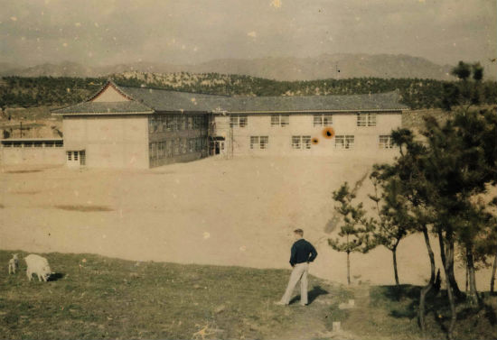 1956년 개교 때의 인돈기념관.