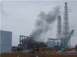 지난달 11일 일본 대지진 여파로 발생한 후쿠시마(福島) 원전 사고 이후 원전 반대 여론이 높지만 일본으로서는 대체 에너지원이 없다는 게 문제다(사진=블룸버그뉴스).