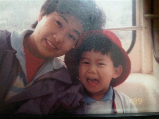 2PM member Taecyeon and his mother [Taecyeon's official Twitter website]
