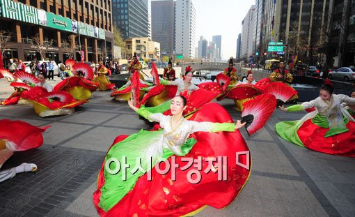 [포토] 청계천에서 보는 '꽃의 전설'