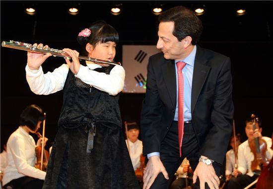 [포토]한국GM, 시각장애 어린이에게 관현악기 전달