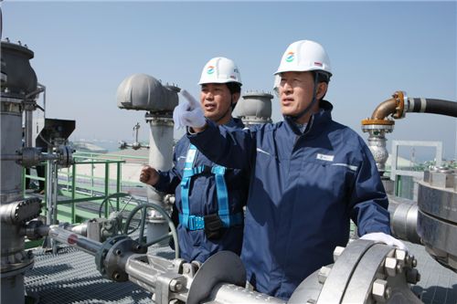 허창수 GS 회장(오른쪽)이 평택생산기지내 GS건설이 시공중인 LNG 저장탱크 공사현장을 방문해 안전관리사항을 점검하고 있다. 
