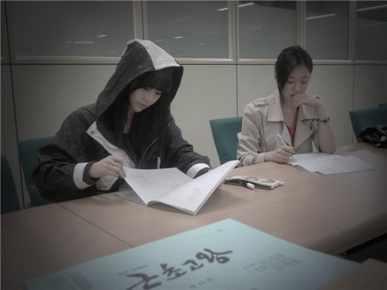 T-ara's Qri (left) and Eunjung (right) reading the script of KBS drama "The King of Legend" (2011) [Core Contents]
