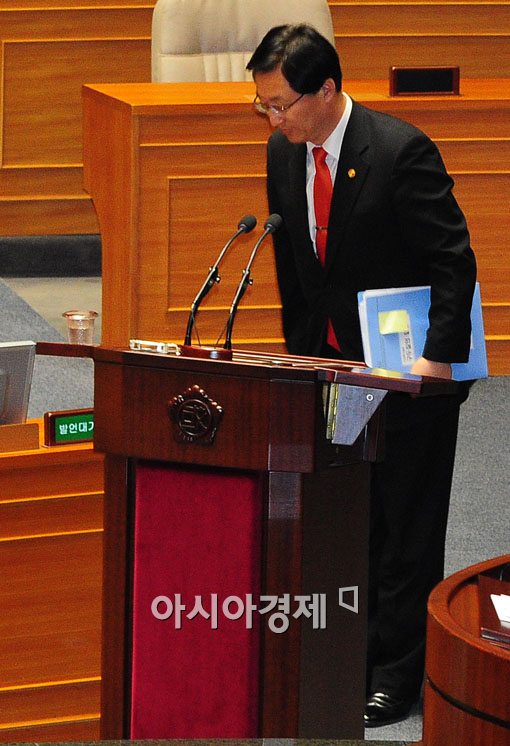 [포토] 국회의원 앞에 고개 숙인 최중경 장관
