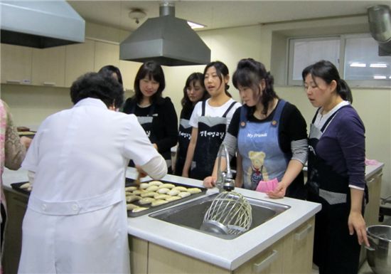 2011년도 제1기 성북여성교실 제과제빵반 수강자들이 3개월여 동안 배운 솜씨로 저소득층 환자들에게 전할 빵을 만들고 있다.
