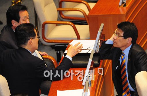 [포토] 최중경 장관 거취 논의중?