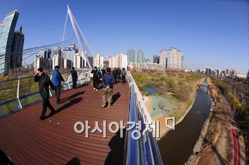 [포토] 여의도 샛강 보도교 건너는 시민들