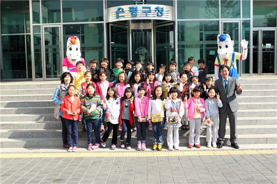 김우영 은평구청장과 신도초등학교 어린이들