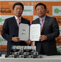  문경안(왼쪽) 볼빅 회장과 이준기 한국미드아마추어골프연맹 회장.