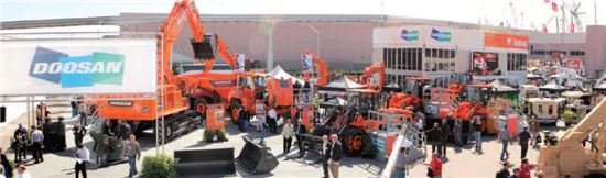 지난달 미국 라스베이거스에서 열린 세계 최대 규모의 건설중장비 전시회 ‘콘엑스포(CONEXPO) 2011’에 마련된 두산 전시 부스 전경

