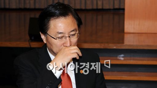 [포토]얼굴 만지는 최중경 장관