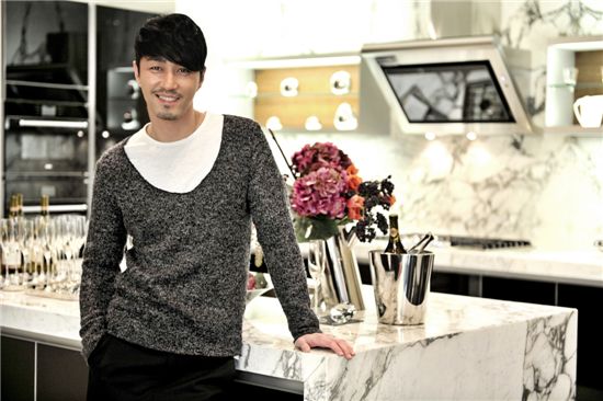 Actor Cha Seung-won on the set of MBC's new series tentatively titled "The Greatest Love" [MBC]