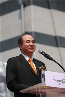 윤석금 웅진 회장은 13일 웅진폴리실리콘 상주 공장 준공식에서 "2013년까지 태양광사업에 1조5천억원을 투자하여 기존의 출판, 생활가전 사업 등을 넘어 태양광에너지를 수처리 사업과 함께 미래 핵심 사업으로 키우겠다"고 말했다.