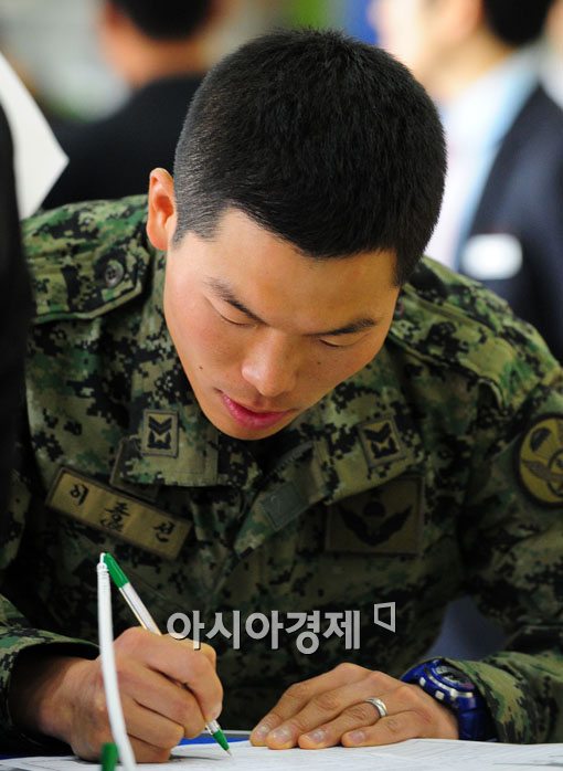 [포토] 이력서 작성하는 군 간부