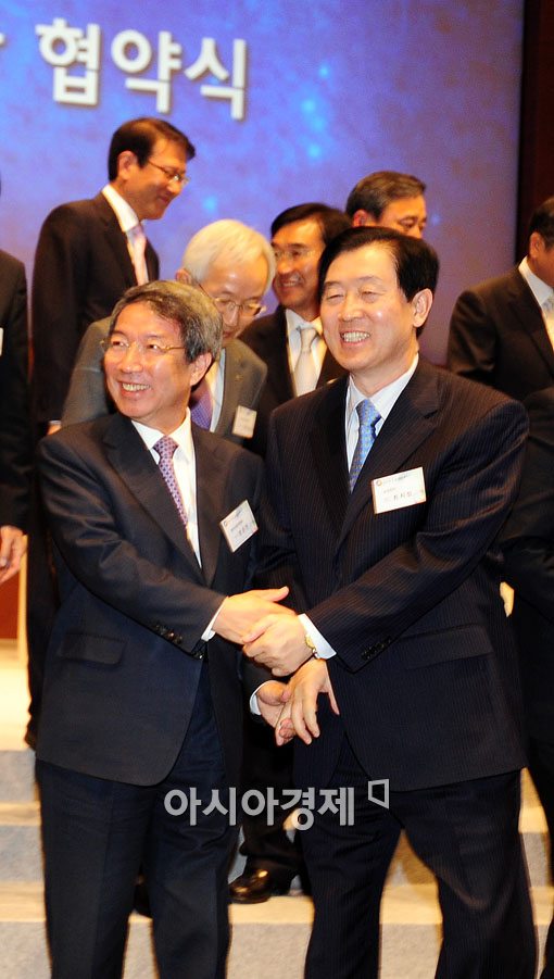 [포토] 최지성 삼성부회장과 손잡은 정운찬 위원장