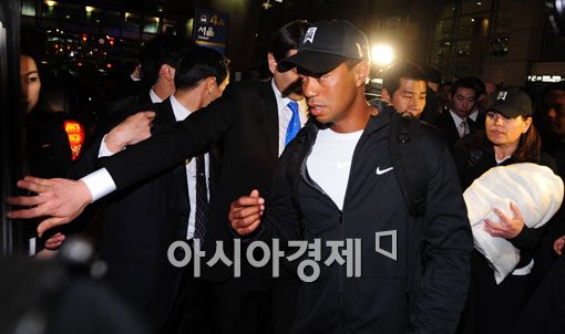 ‘골프황제’ 타이거 우즈, 음주운전 혐의 체포…머그샷 공개