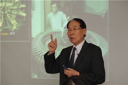 14일 오전 서울 소공동 롯데호텔에서 ‘한국의 고등교육에서의 대학연구 및 연구대학 전략’을 주제로 열린 제34회 ‘미래인재포럼’에서 조장희 가천의과학대학교 뇌과학연구소장이 주제발표하고 있다.
