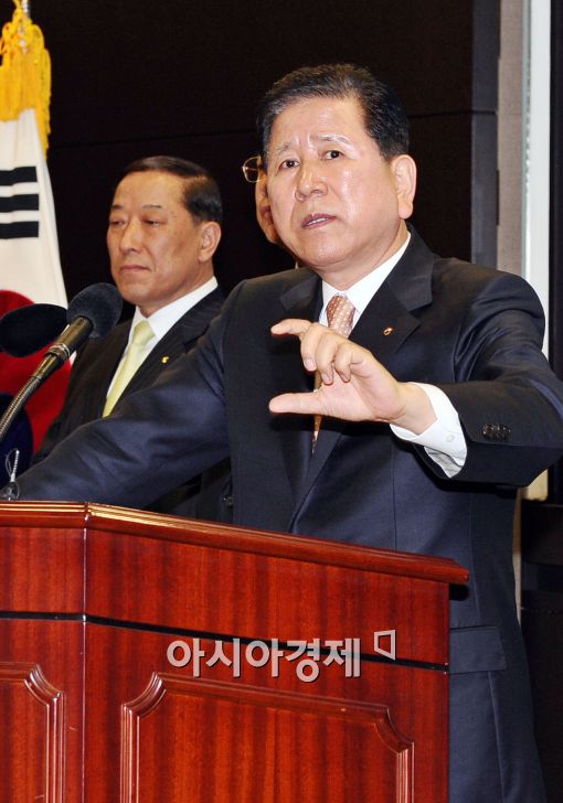 [포토]설명하는 최원병 회장