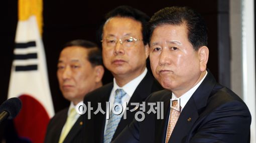 [포토]굳은표정 최원병 회장