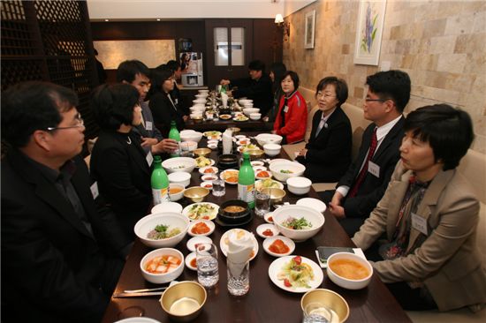 [동정]신연희 강남구청장, 6급 승진 대상자들과 대화 