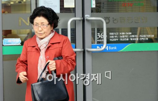 [포토]은행 업무 힘드네!