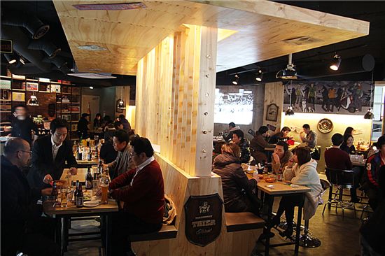 "맥주는 셀프입니다 안주는 가져오세요"