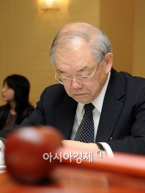 [포토] 고개숙인 서남표 총장