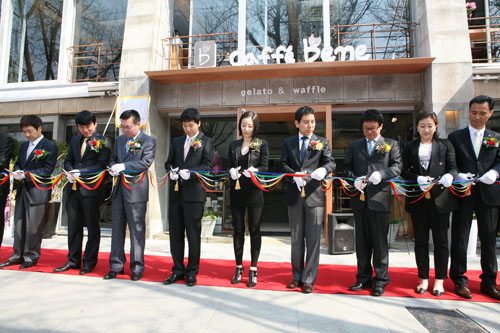 지난 13일 카페베네 500호 매장인 삼청동길점이 문을 열었다. 이날 개점 기념식에 참석한 김선권 카페베네 대표를 비롯해 임직원들이 테이프 커팅을 하고 있다.