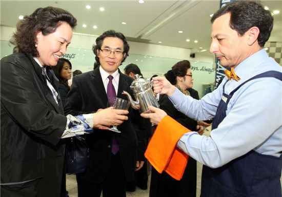 [포토]웨이터로 변신한 아카몬 한국GM 사장