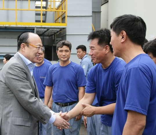 김승연 회장(왼쪽)이 협력사 직원들과 악수를 나누고 있다. 