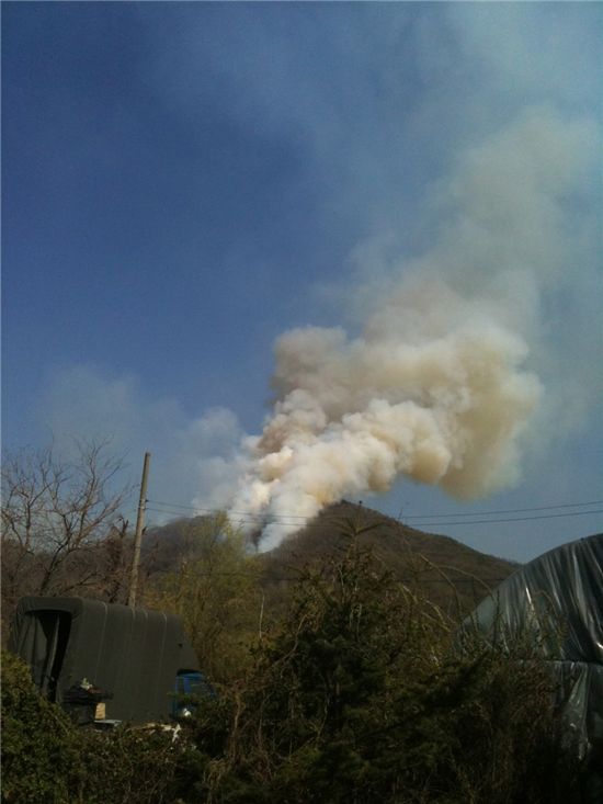 16일 오후 경기도 과천시 청계산에서 화재가 발생했다.(사진= 본지 이지은 기자)