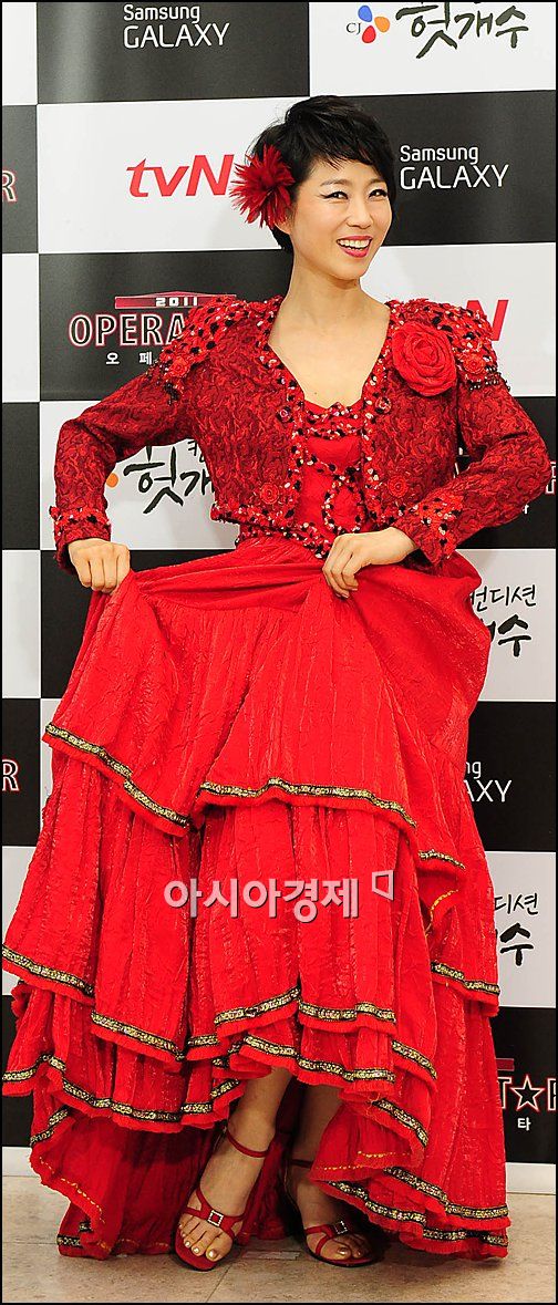 [포토]문희옥 '이번주 오페라스타는 정열의 레드로!'