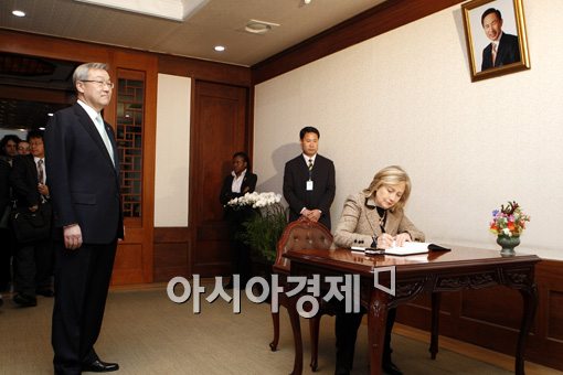 [포토] 한국에 온 흔적 남기는 힐러리