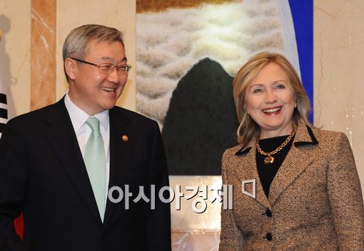 [포토] 활짝 웃는 힐러리 미 국무장관